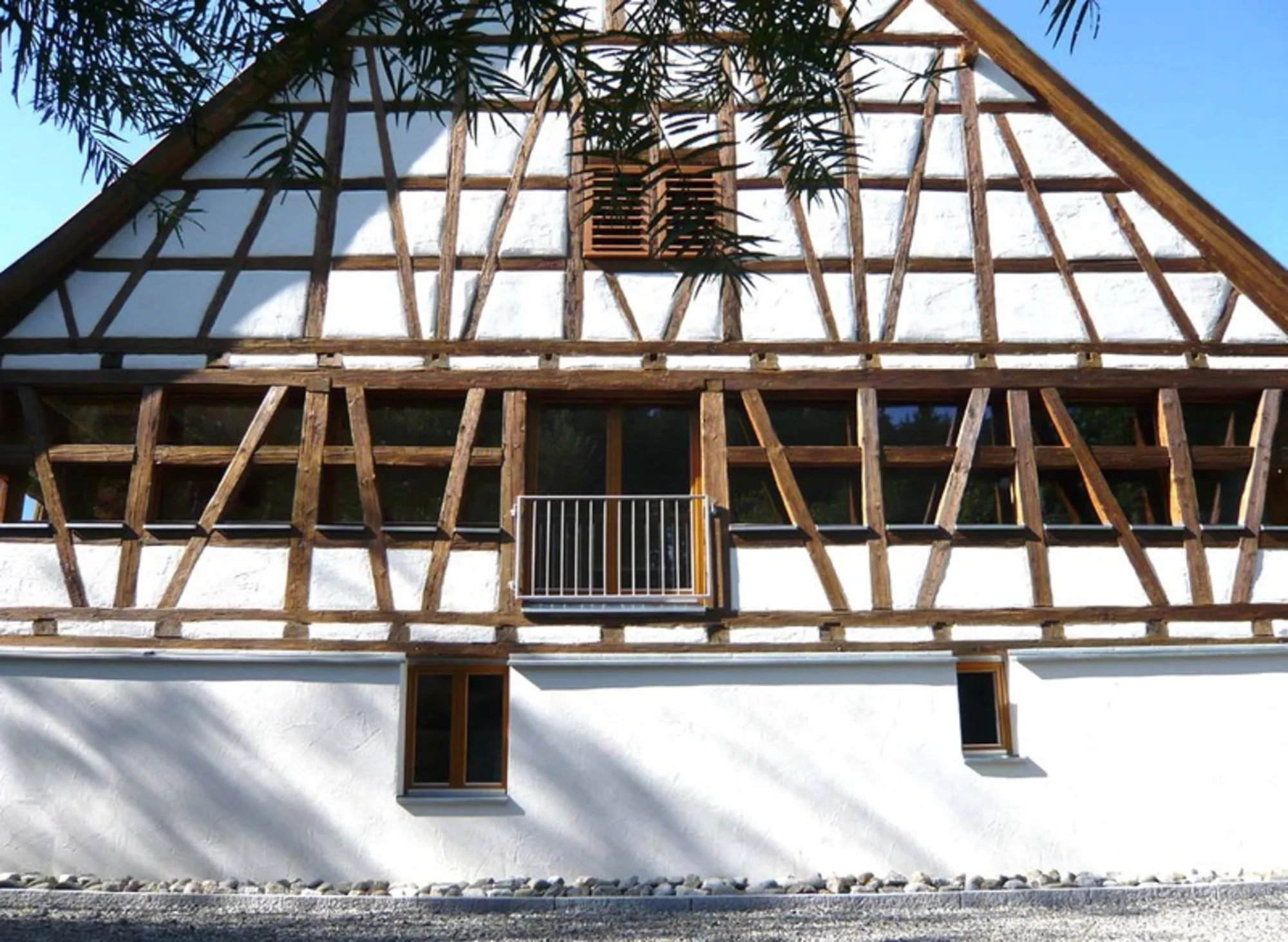 Saniertes Fachwerkgebäude mit freigelegtem Holzgerüst – Projekt von zachmann rundel architekten